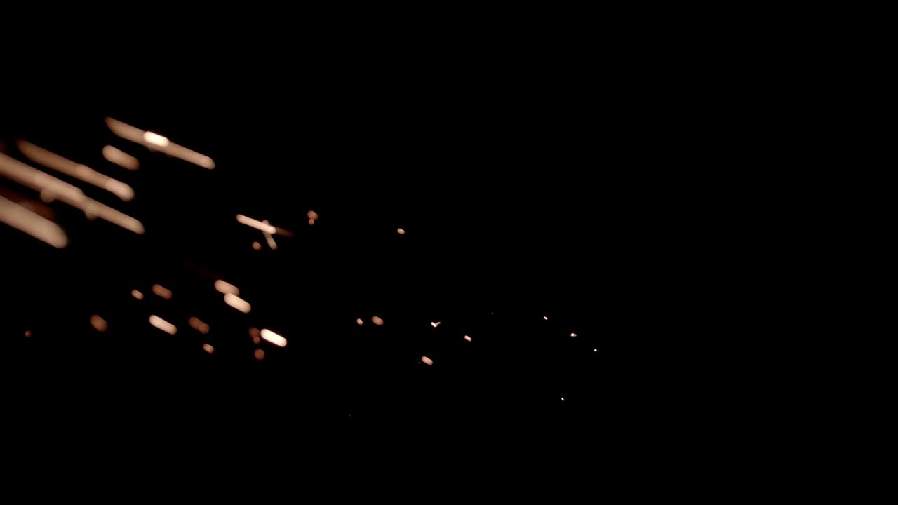 chispas amarillas brillantes sobre un fondo negro