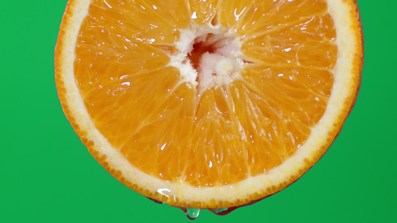 오렌지 주스가 흘러내리는 둥근 조각과 함께