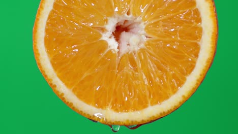 con un pedazo redondo de jugo de naranja que gotea.