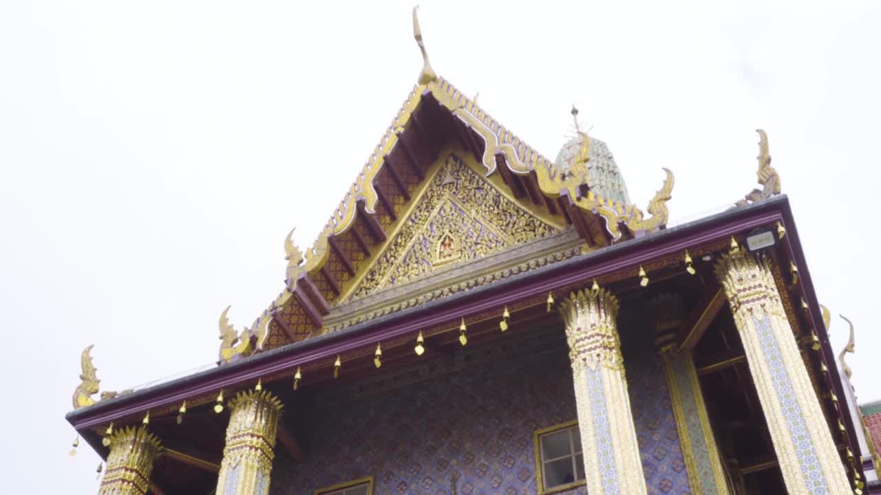 vista lateral del panteón en el wat phra kaew, en bangkok, tailandia