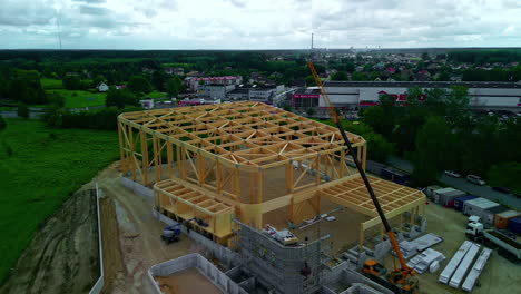 construcción de un almacén con estructura de madera - órbita aérea