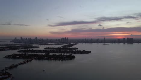 Colorido-Atardecer-Pan-A-Través-De-La-Bahía-Veneciana-De-Biscayne-Hasta-El-Centro-De-Miami