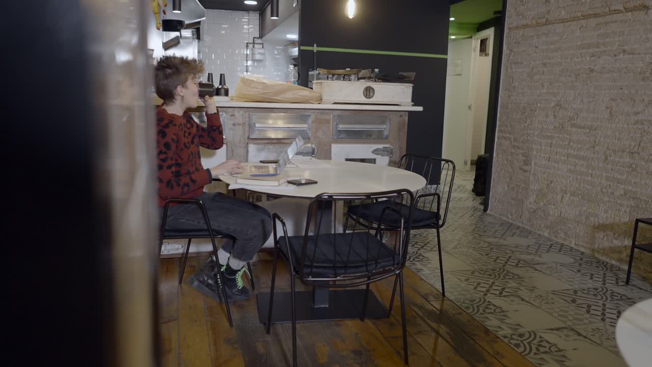mujer trabajando en una cafetería