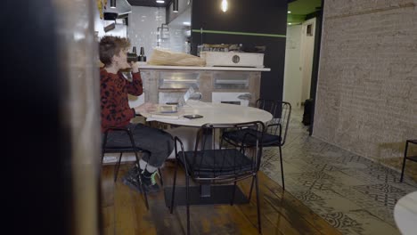 mujer trabajando en un café