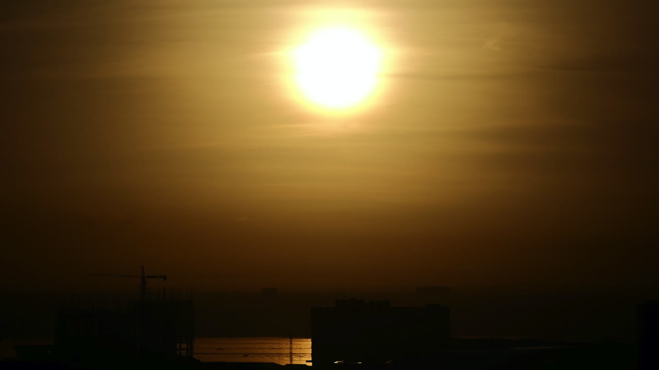 항구가 보이는 유망한 일출