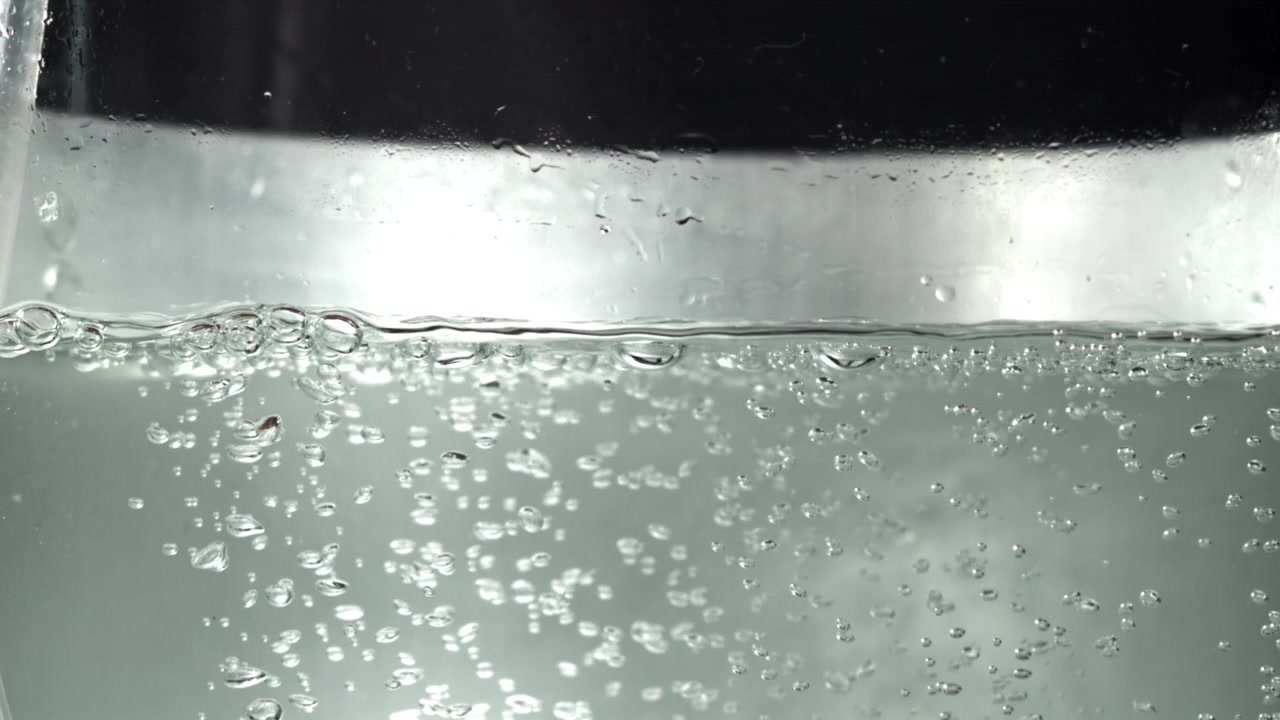 Primo piano di acqua frizzante con bollicine che salgono