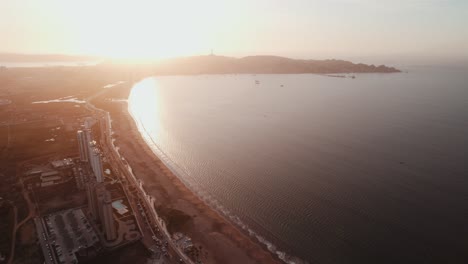 Vista-Aérea-De-Una-Larga-Playa-En-La-Ciudad-De-La-Serena-Durante-La-Puesta-De-Sol-En-La-Región-De-Coquimbo,-Norte-De-Chile