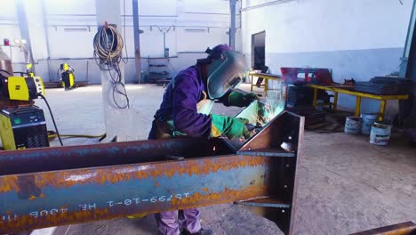 soldadura del marco metálico en la fábrica