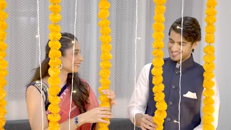 pareja india decorando su casa para diwali