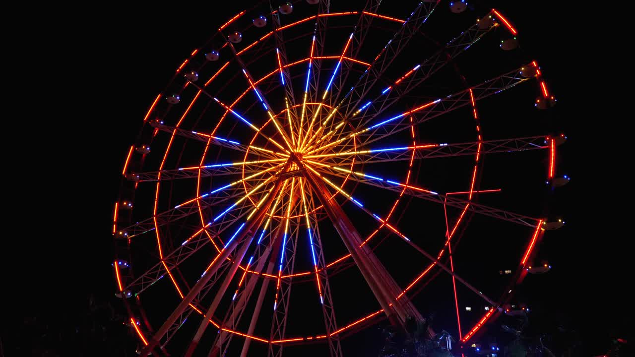 불빛이 있는 페리스 이 밤에 회전합니다.