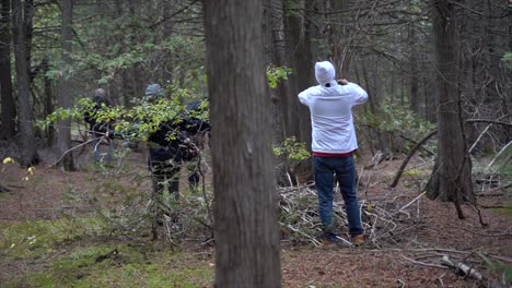 grupo de amigos recogiendo leña para una fogata