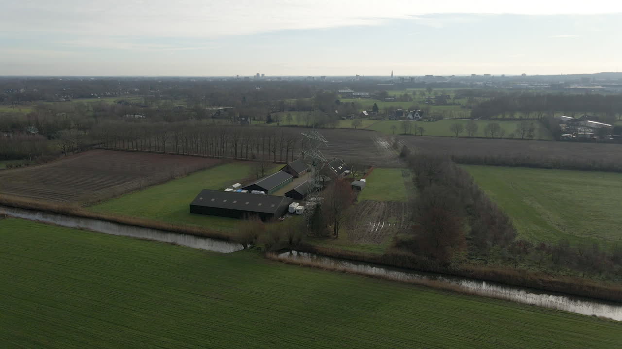 sollevamento della grande torre di trasmissione dell'elettricità in un'azienda agricola rurale