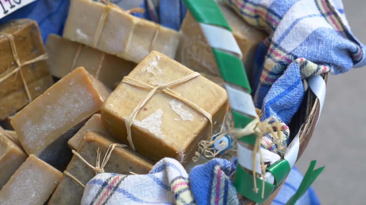 바구니 에 손 으로 만든 비누 막대기