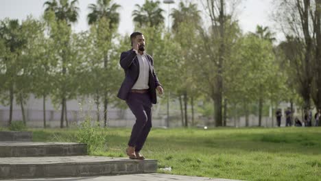 Nervous-businessman-talking-by-cell-phone-outdoor