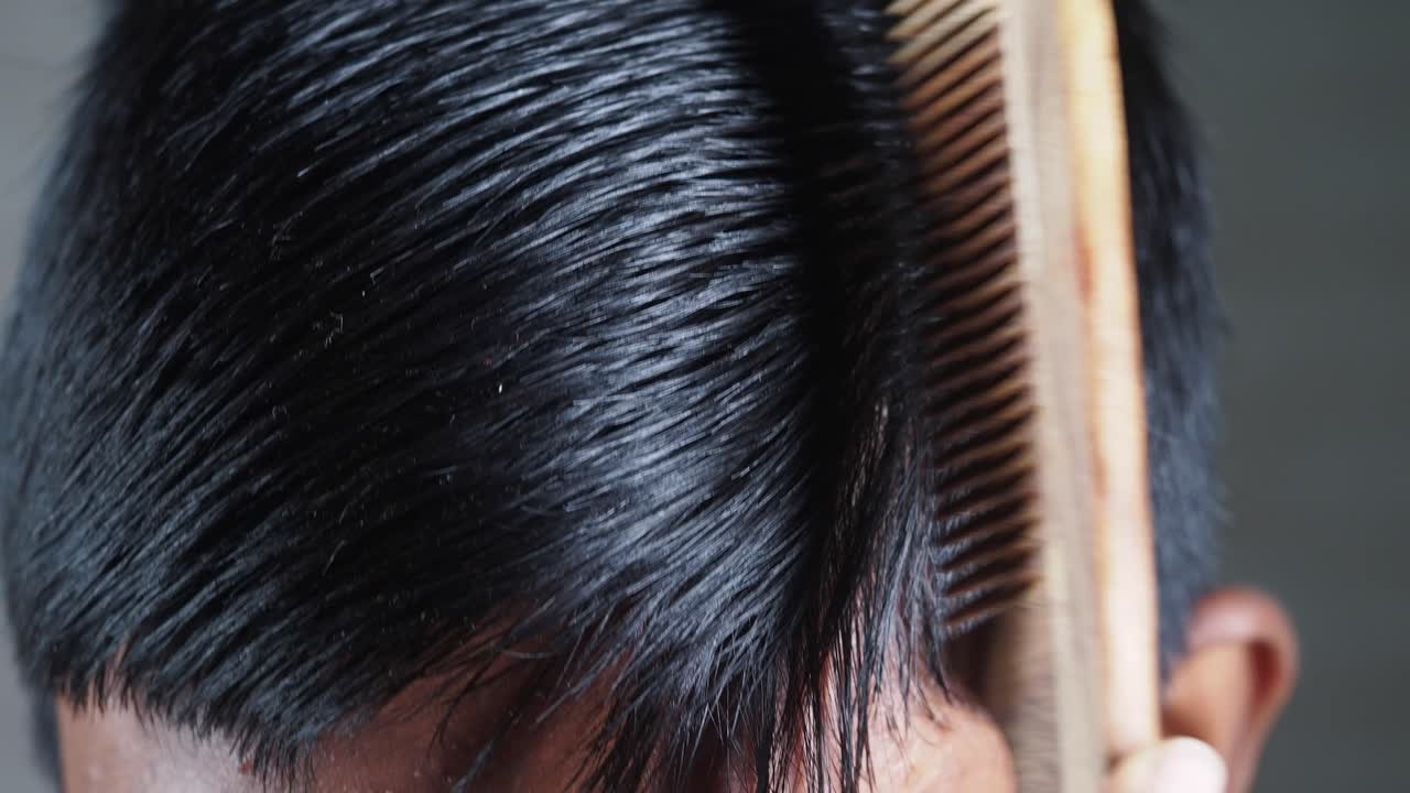 머리카락을 고 있는 사람