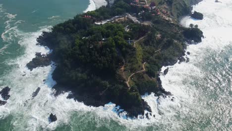 Costa-Rocosa-De-Indonesia-Golpeada-Por-Poderosas-Olas,-Vista-Aérea