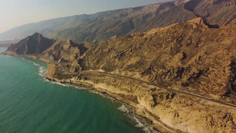 viajar a la playa de roca en la hora de la puesta del sol temporada de verano erosión del viento en la montaña maravillosa panorámica amplia vista paisaje de color azul horizonte del puerto en un día brumoso en la isla de hormuz marino natural de irán