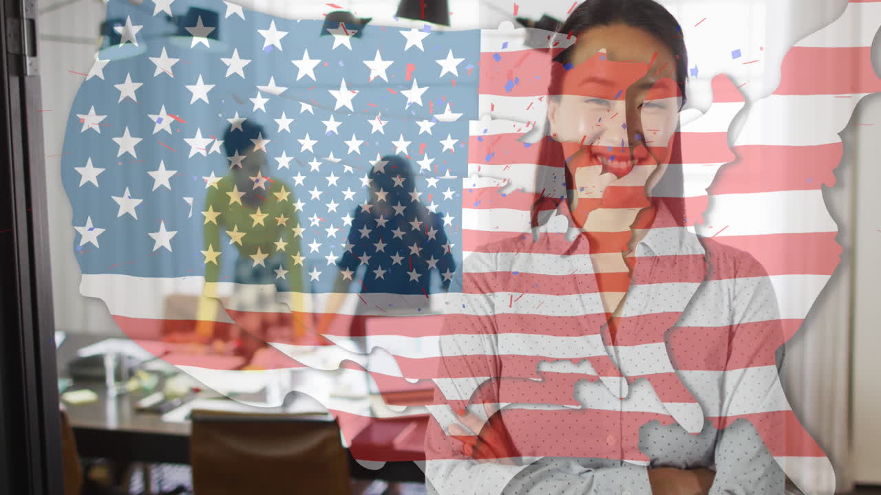 la mujer de negocios asiática en el cargo irradia independencia y patriotismo con la bandera de estados unidos como telón de fondo.