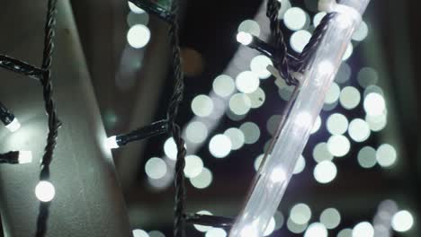 guirnalda de navidad con luces doradas, primer plano. luces de navidad borrosas. bokeh
