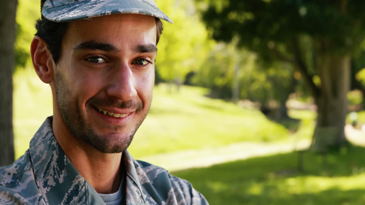 Portrét usmívajícího se vojáka v parku