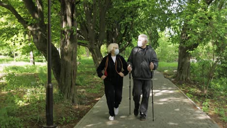 Aktiver-älterer-Alter-Mann,-Frau-Trainiert-Während-Der-Quarantäne-Nordic-Walking-Im-Park