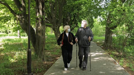 anciano senior activo, mujer entrenando nórdico caminando en el parque durante la cuarentena