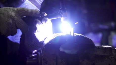 proceso de soldadura en una fábrica