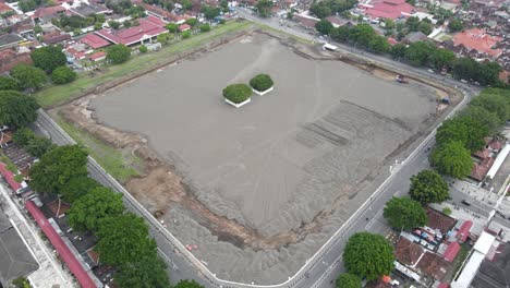 Luftaufnahme-Des-Yogyakarta-Palastfeldes,-Das-Durch-Weißen-Sand-Ersetzt-Wird,-Um-Die-Vermögenswerte-Zu-Erhalten-Und-Jogjas-Form-Als-Weltkulturerbestadt-Zu-Unterstützen