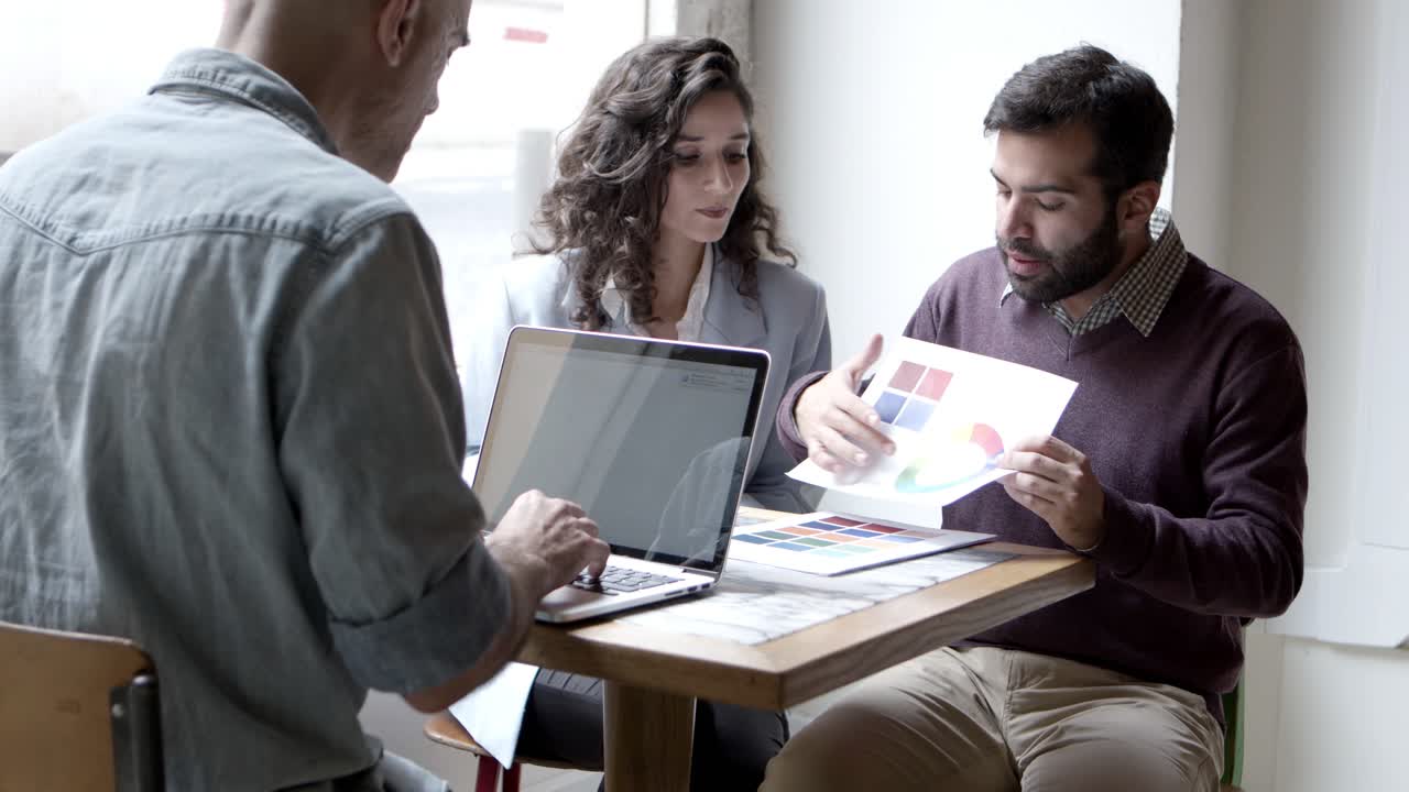 tres planificadores discutiendo un nuevo proyecto