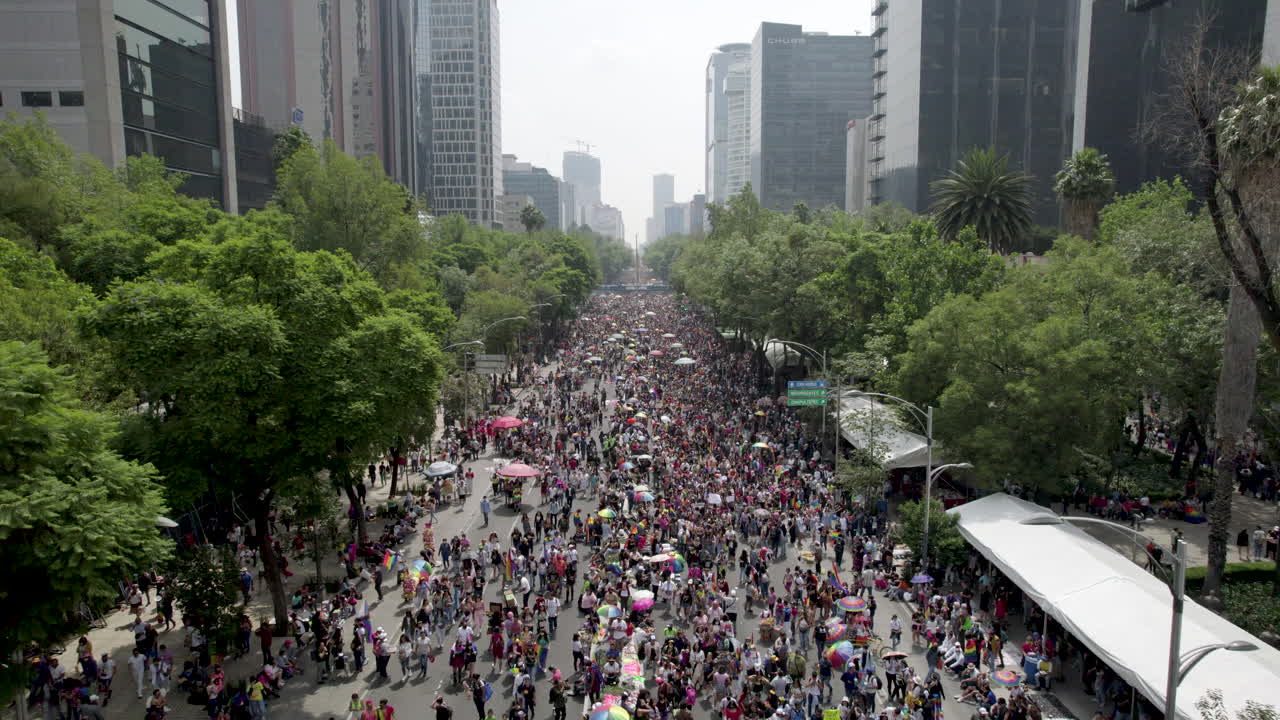 disparo de dron al revés del desfile del orgullo en junio en la ciudad de méxico