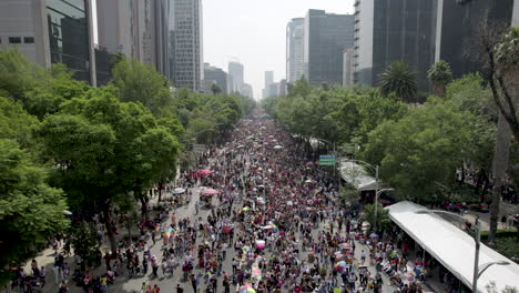 Rückwärts-Drohnenaufnahme-Der-Pride-Parade-Im-Juni-In-Mexiko-Stadt