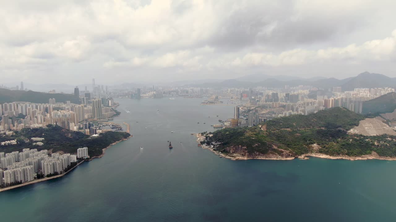 toma aérea del horizonte de la bahía de hong kong en un día nublado