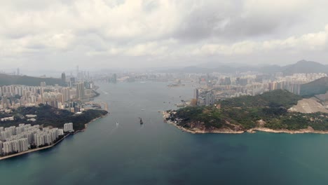 Toma-Aérea-Del-Horizonte-De-La-Bahía-De-Hong-Kong-En-Un-Día-Nublado