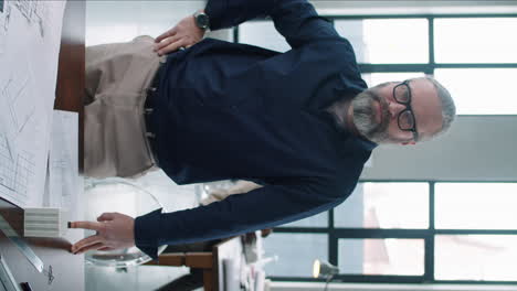 retrato de un arquitecto masculino sénior en su oficina