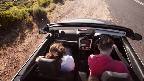 pareja conduciendo un coche descapotable cabriolet ciudad del cabo sudáfrica steadicam tiro