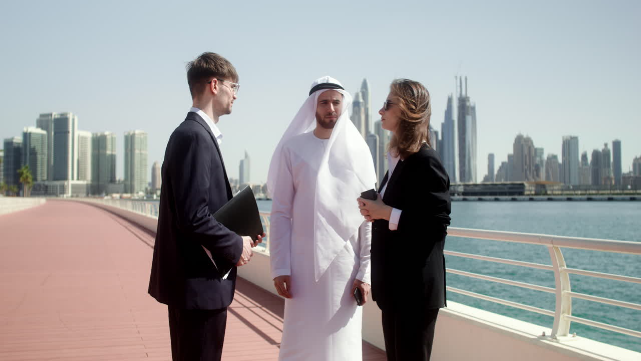 세 사람이 사업에 대해 얘기하고 있습니다.