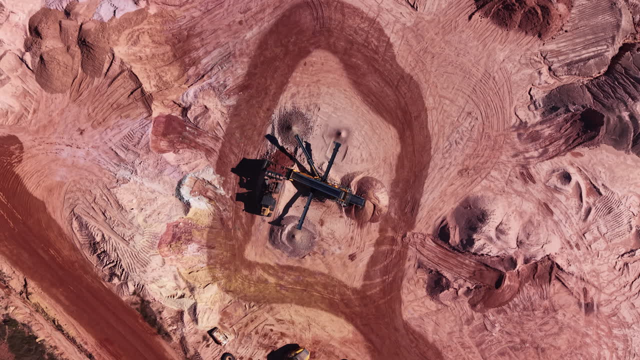 Top down view of a mobile screening plant sorting clay aggregates, with conveyors, stockpiles and tracked loader, illustrating material separation, grading and quarry processing workflow