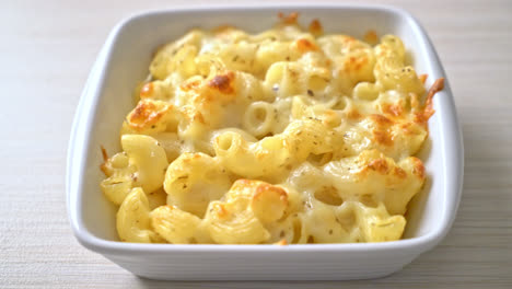 mac and cheese, macaroni pasta in cheesy sauce - american style