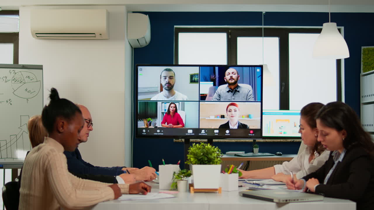 그룹별로 작업하는 팀 비디오 통화 아이디어 공유 브레인스토밍 협상 사용 비디오 컨퍼런스