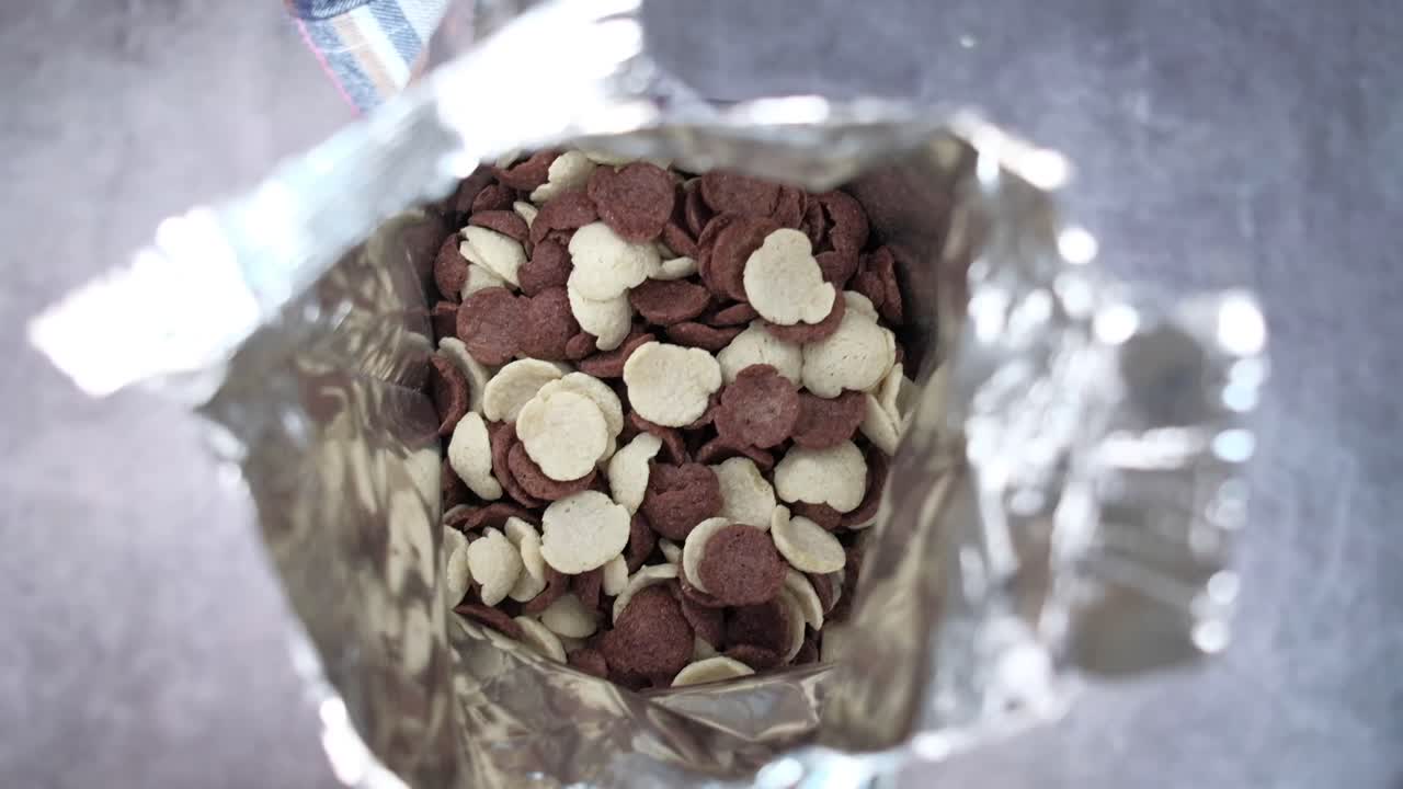 혼합 된 시리얼의 열린 봉투