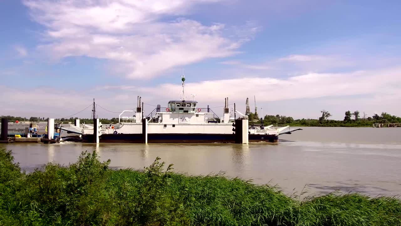 차량과 관광객을 수송하는 페리 보트가 프랑스의 로네 강을 건너고 있습니다.