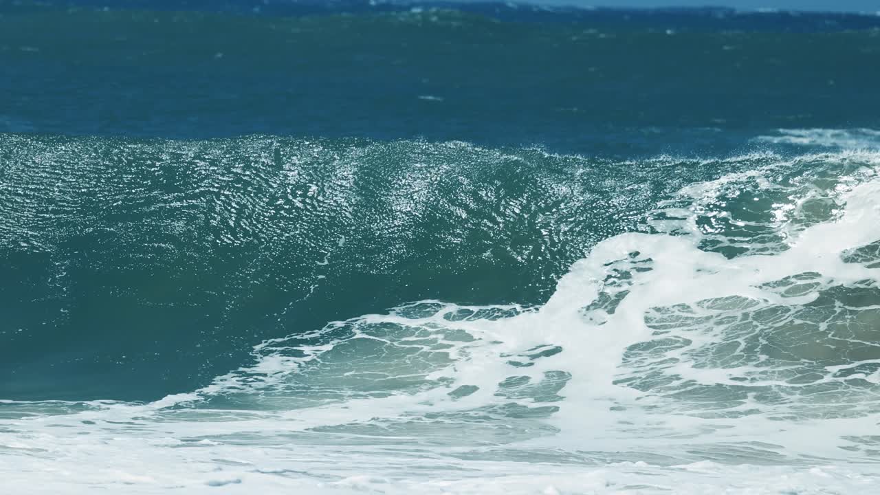 grandes olas del océano rompiendo con fuerza en el surf del océano pacífico