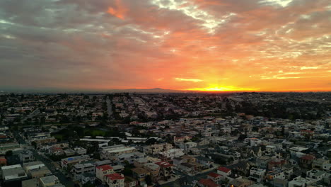el cielo dorado sobre el barrio residencial de manhattan beach