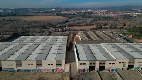 vue aérienne d'un complexe de garage industriel abandonné, diapositive à gauche