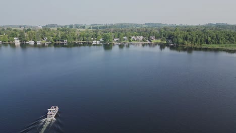 Luxusyachtboot,-Das-Auf-Dem-Idyllischen-Meer-In-Der-Nähe-Der-Küstenstadt-Kreuzt