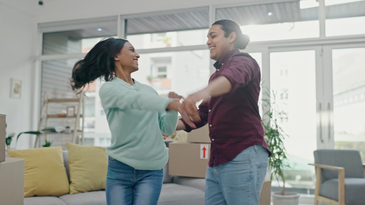 feliz, pareja y baile en la nueva casa