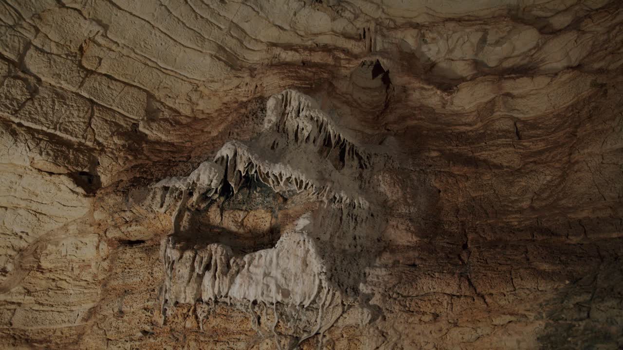 gran estructura de estalactitas dentro de una cueva