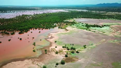 lago magadi con ceniza de sosa en kenia, gran valle del rift de áfrica - toma aérea de drones