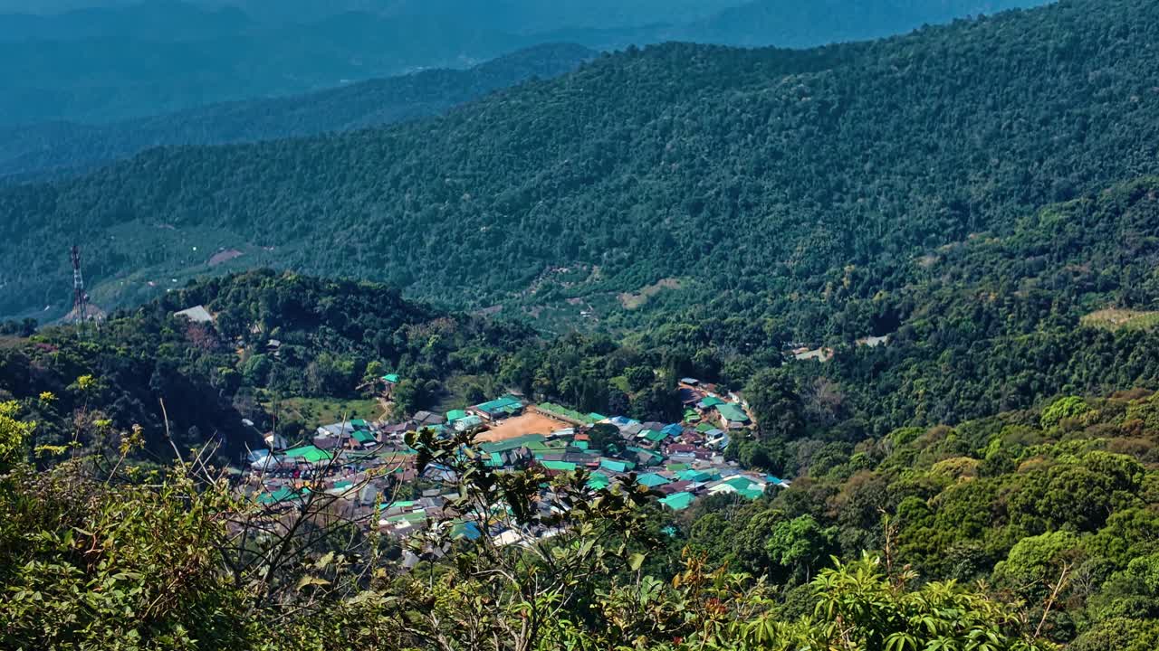 Aldeia Hmong Doi Pui de Etnia Montanhesa nas Montanhas do Parque Nacional Doi Suthep-Pui em Chiang Mai, Tailândia. Plano Aéreo.