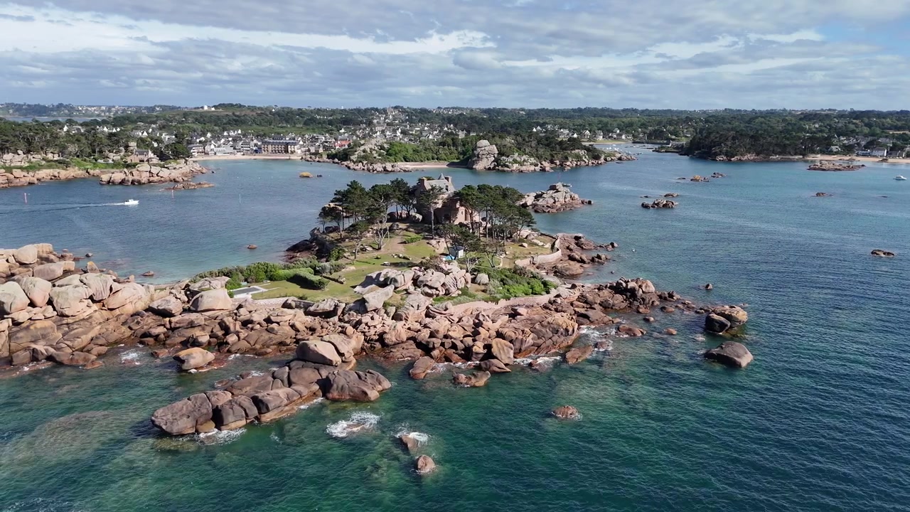 Chateau de Costaeres Đảo ven biển Brittany Quay quét bằng drone từ trên không Cảnh quay 4K
